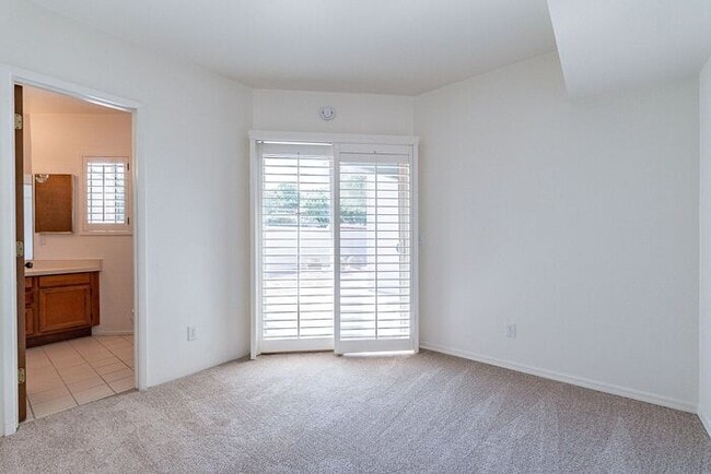 Building Photo - Pending/ Rented - Move-In Ready 2-Bed Tucs...