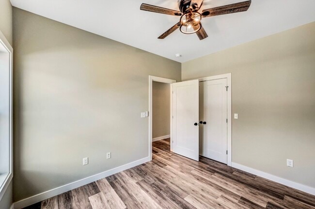 Building Photo - 702 E Elm St