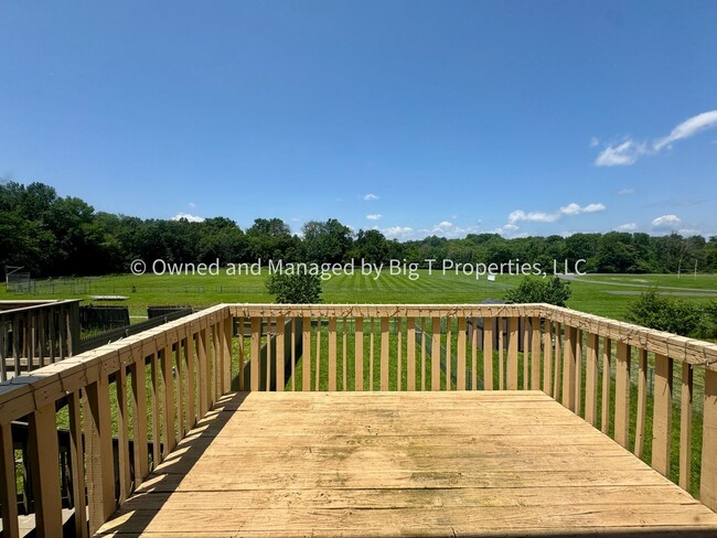 Building Photo - Large 3 Bed 2.5 Bath Completely Townhome i...