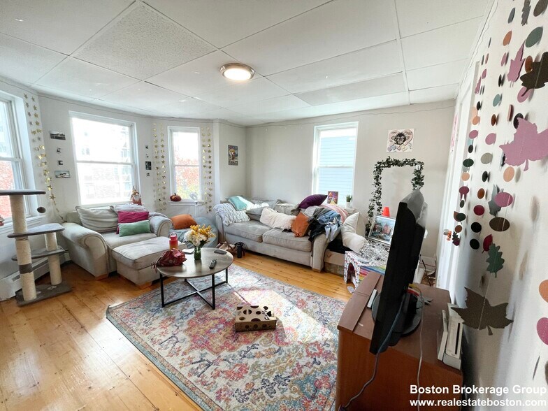 Building Photo - 1576 Tremont St