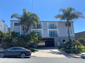 Building Photo - 2 Bed 2 Bath with Remodeled Bathrooms! Wat...
