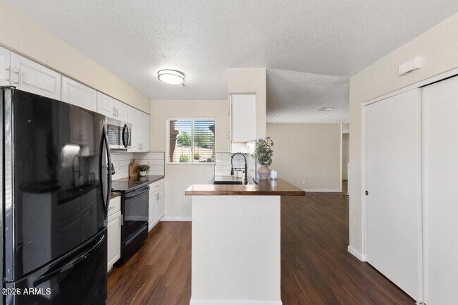 Building Photo - 330 W Tonopah Dr