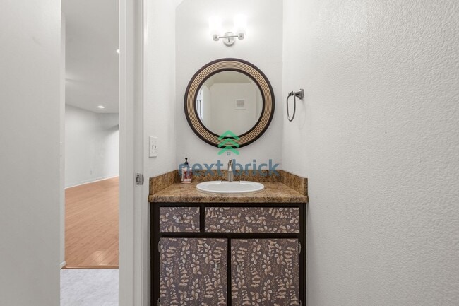 Building Photo - 2 BED & 1.75 BATH FOR RENT