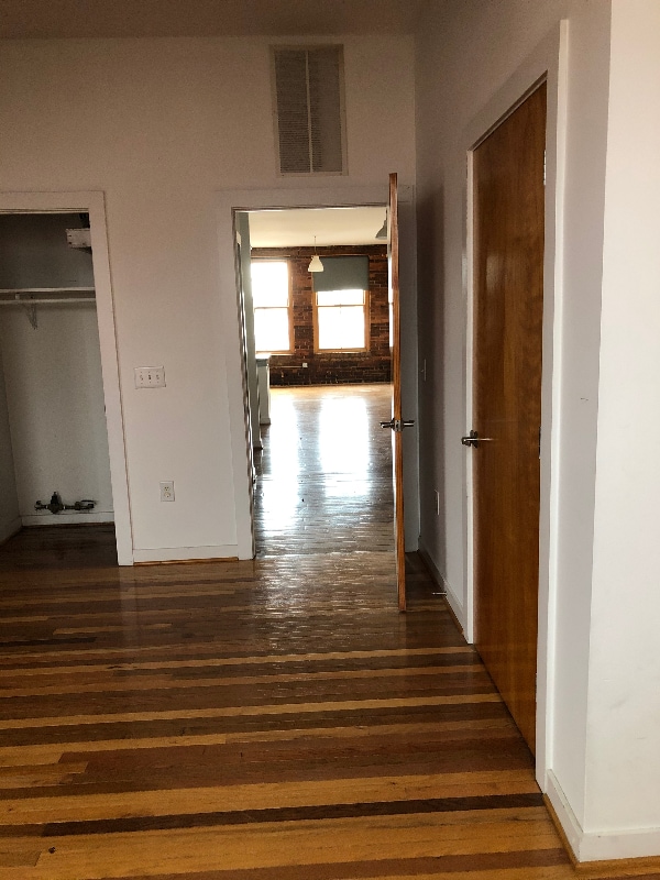 Building Photo - 506 S Elm St