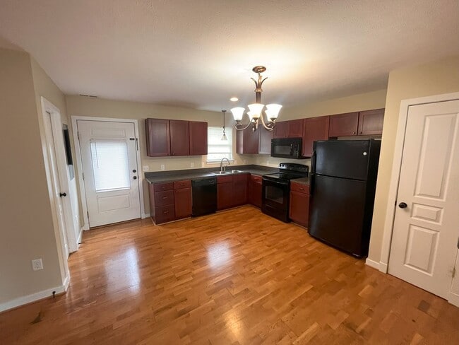 Building Photo - End Unit 3 Bedroom Townhouse in Harrisonburg