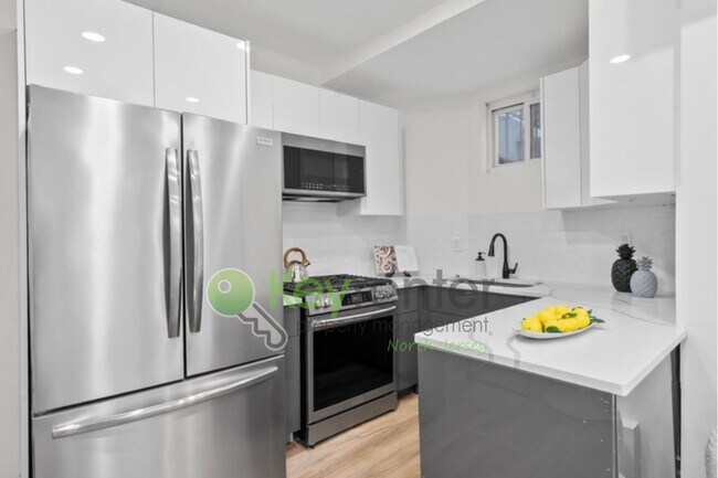 Building Photo - Rare Renovated 3BR/2BA Townhouse with Private Yard & NYC Views
