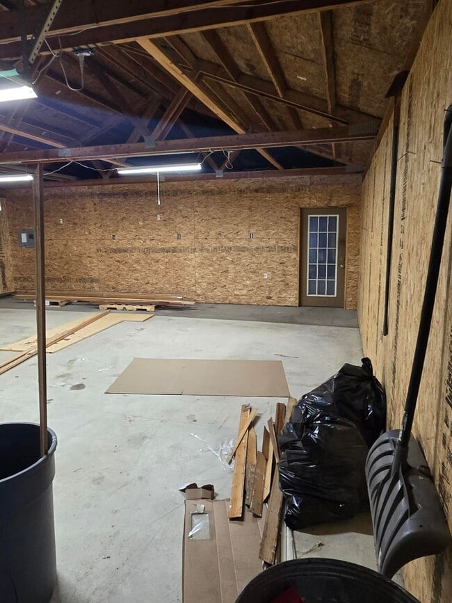 Building Photo - 2 Bedroom 1 Bath Rancher Close to Deer Park