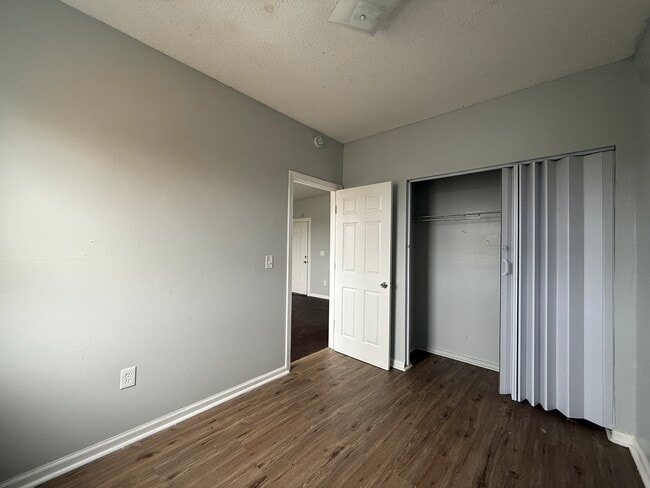 Building Photo - 132 Locust St