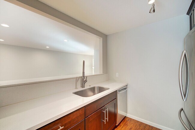 Building Photo - 2Bd/1.75Ba Kirkland Townhouse