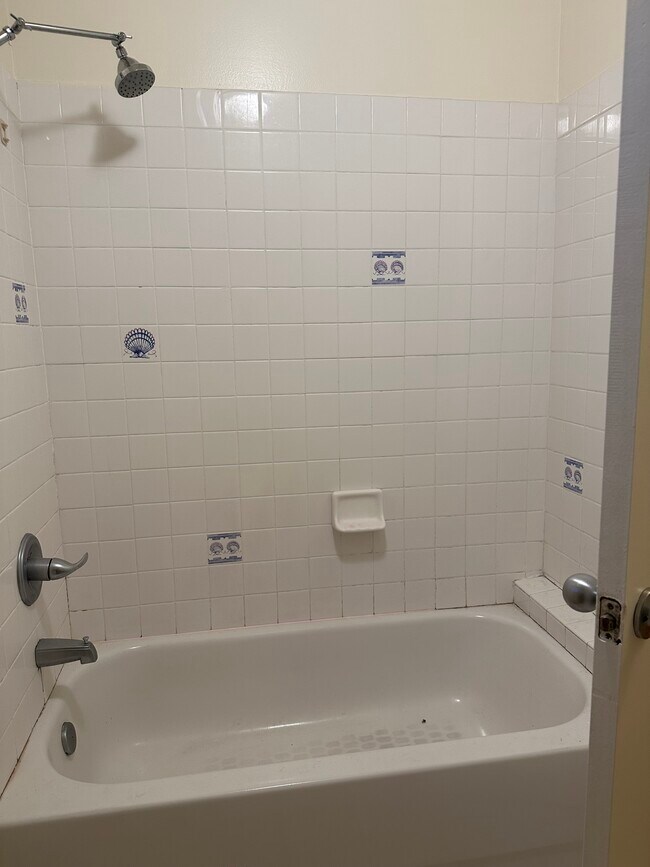 Bath 1 (shared bath in hall) - 551 59th St