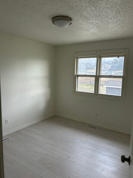 Building Photo - 4645 E Oakwood Dr