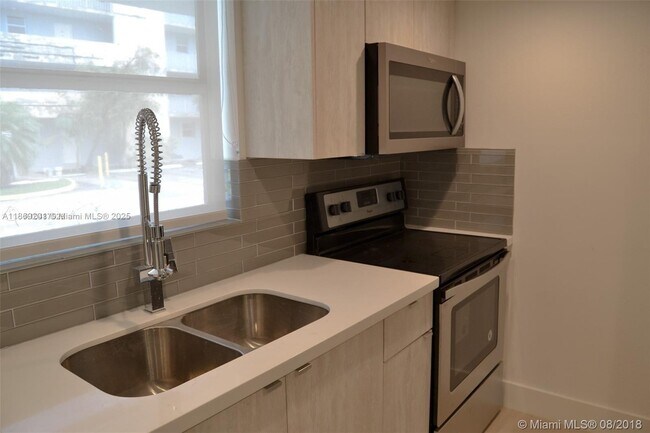 Building Photo - 9375 Fontainebleau Blvd