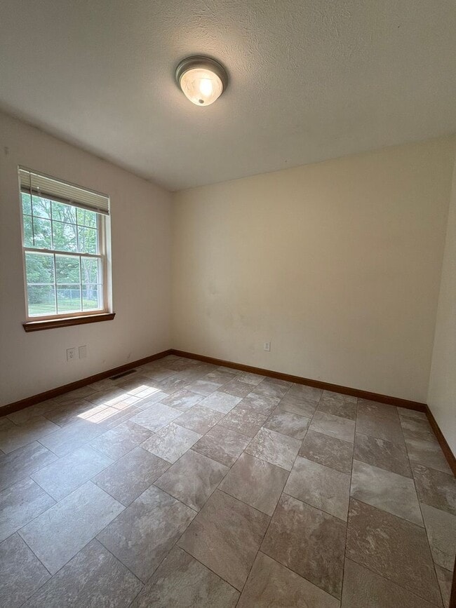 Building Photo - 819 Colonial Manor Dr