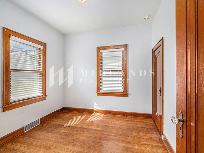 Building Photo - Vintage Charm in Little Italy