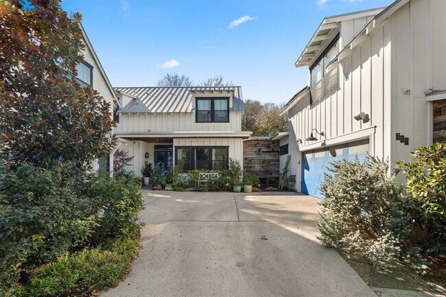 Building Photo - 703 E Live Oak St