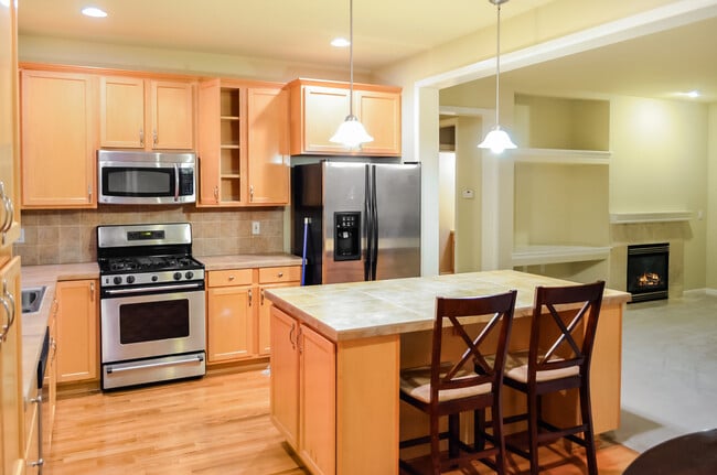 Building Photo - Modern 2-story in Sweetbrier. Private lot ...