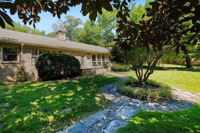 Building Photo - 8106 W Boulevard Dr