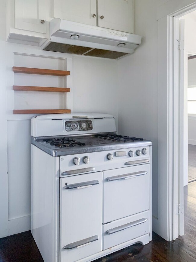 Building Photo - 5670 York Blvd