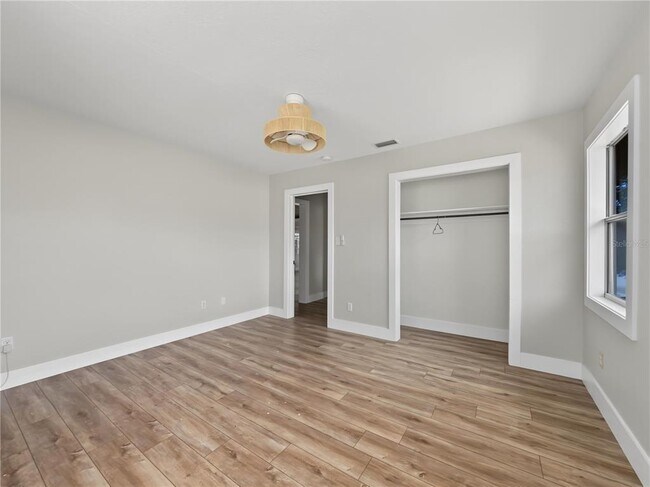 Building Photo - 125 Lake Roy Dr