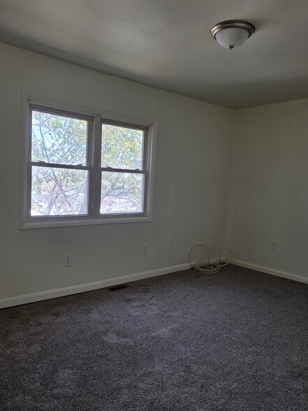 Master bed- brand new carpet throughout - 1718 Judy Way