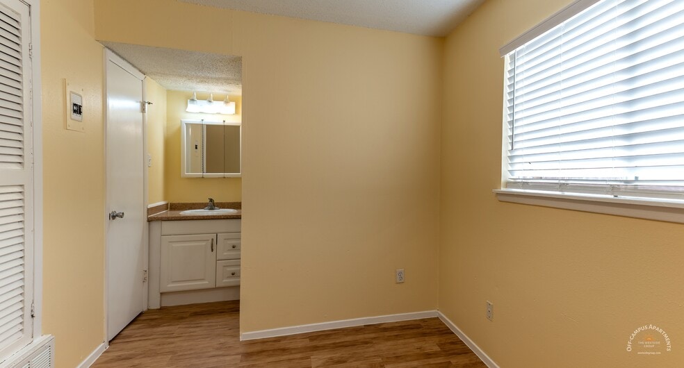Bedroom attached to bathroom - Monticello Apartments Hyde Park