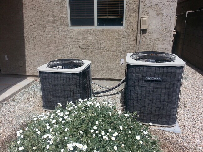 Building Photo - Rare 6 Bed, 3.5 Bath Home in San Tan Valley