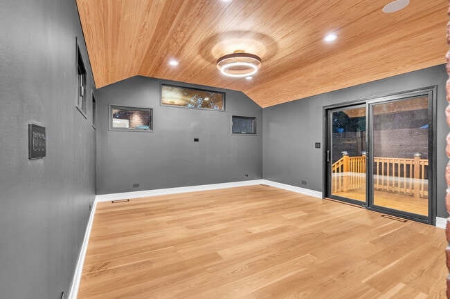 Building Photo - 623 Echo Ln