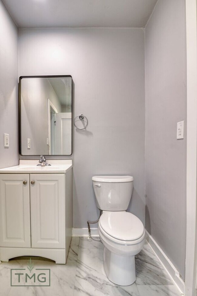 Building Photo - NEWLY REMODELED! Bungalow in the heart of KW!