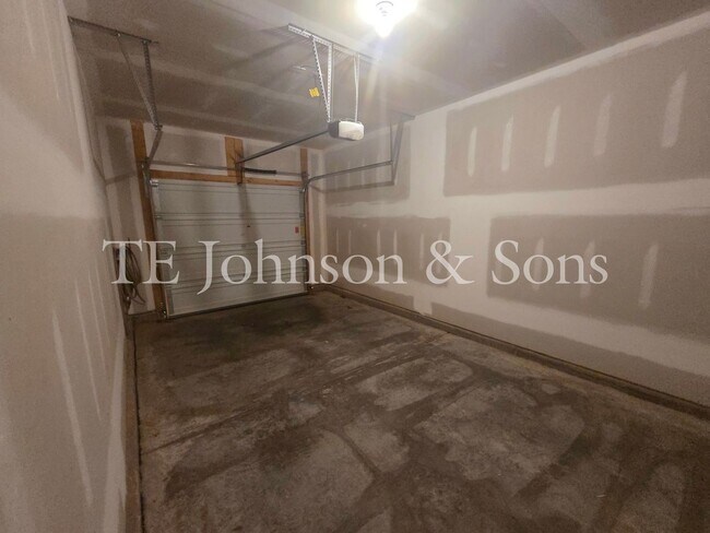 Building Photo - 223 Latrobe Ln