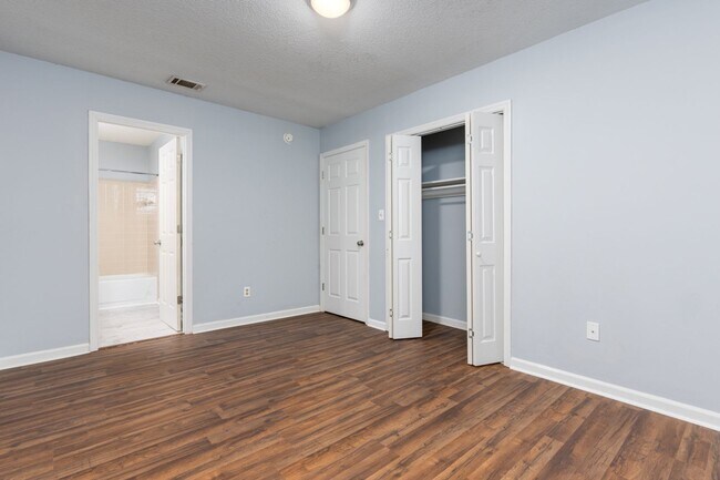 Building Photo - Charming 2 bedroom, 2 bathroom home locate...