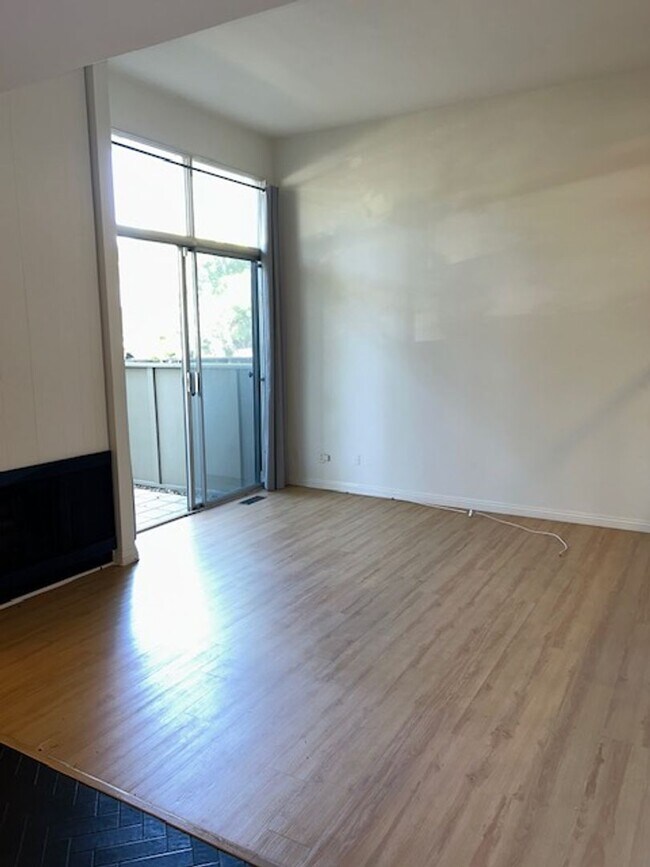 Building Photo - Townhouse  3+2.5