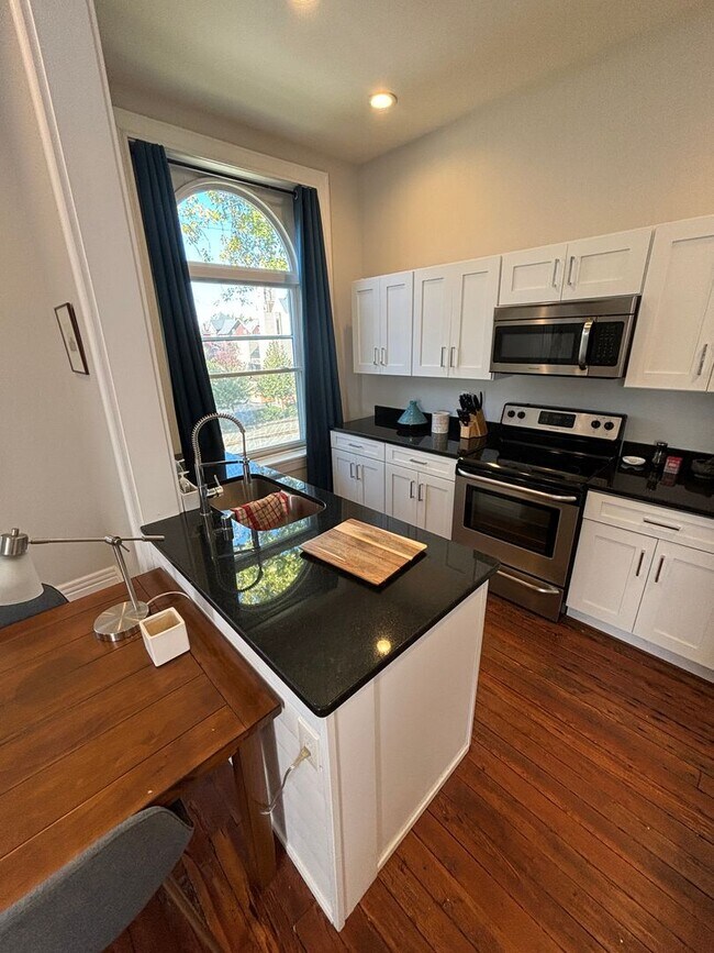 Building Photo - 1131