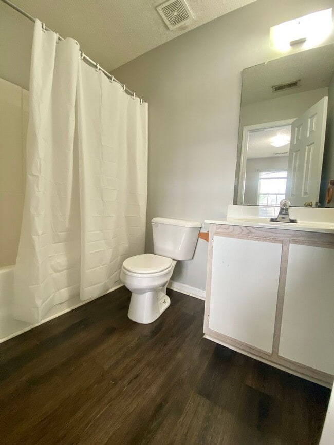 Building Photo - Well Maintained 2 Bedroom Townhome!