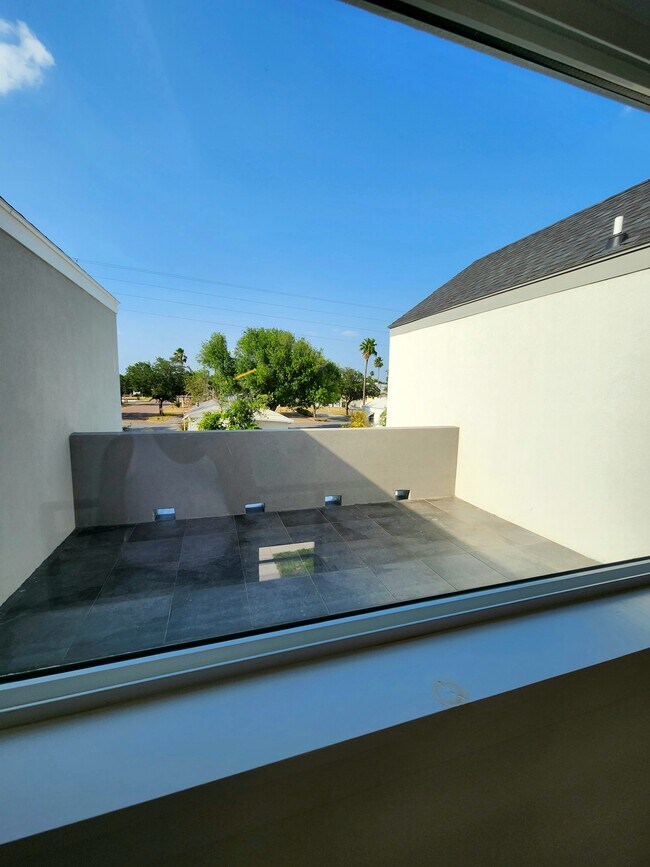 Building Photo - 706 W Seminole Ave