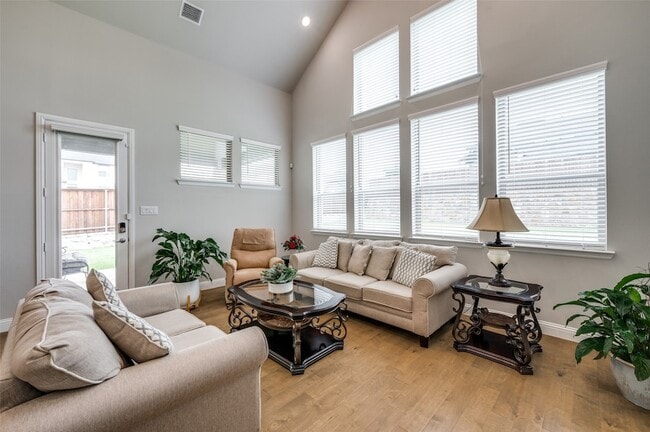 Building Photo - 9767 Maple Hill Ln