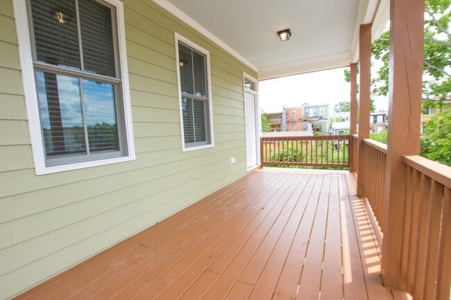 Building Photo - 966 Pink St