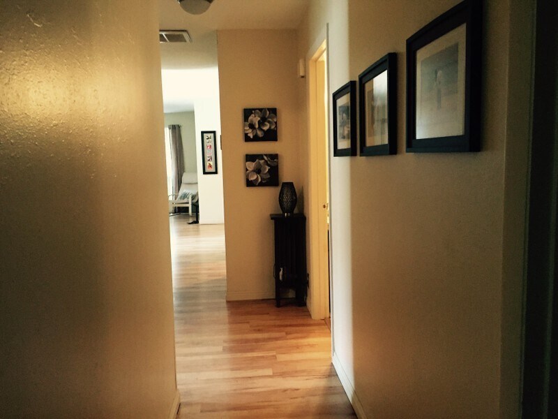 Building Photo - 932 E Hillview Dr