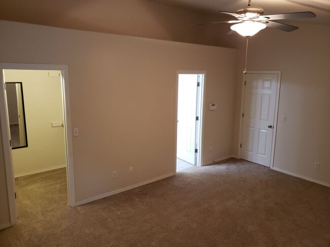 Building Photo - Beautiful, Conveniently Located Eagle River Townhome