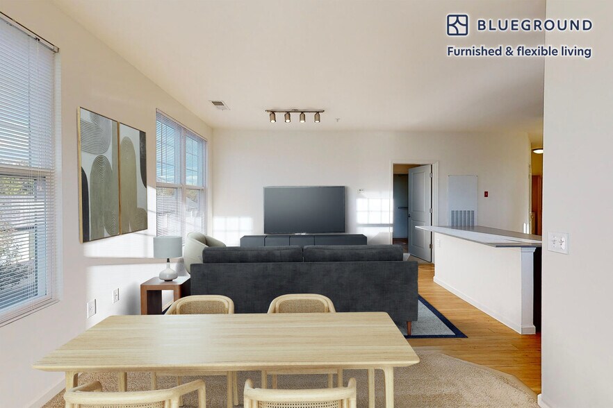 Building Photo - 1700 E 5th St