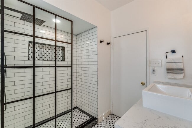 Building Photo - 3331 Urban Ave