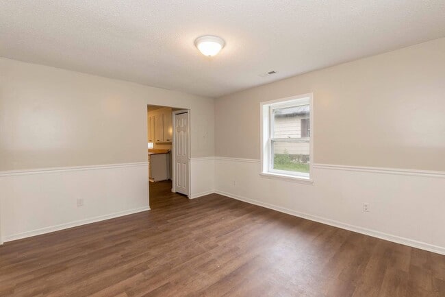 Building Photo - Three Bedroom Home!