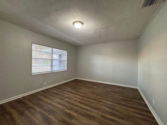 Building Photo - Coming Soon! 3 BR/2BA | Newly Renovated Single Family Home | Large Covered Back Patio| In Valrico!