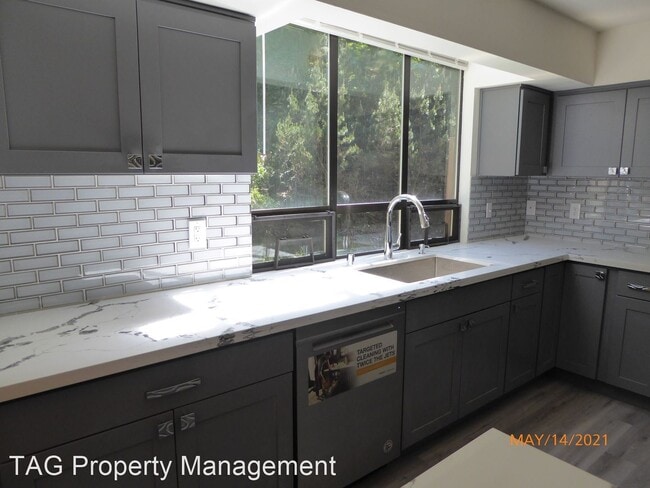 Building Photo - 4 br, 2.5 bath House - 5590 Highland Dr