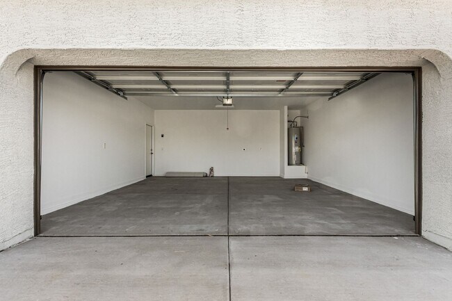 Building Photo - Brand New - Never Lived In 4 Bedroom / 2 B...
