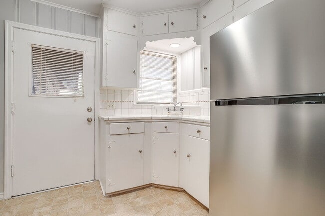 Building Photo - Historic 2 bed, 1 bath Apartment in Covete...