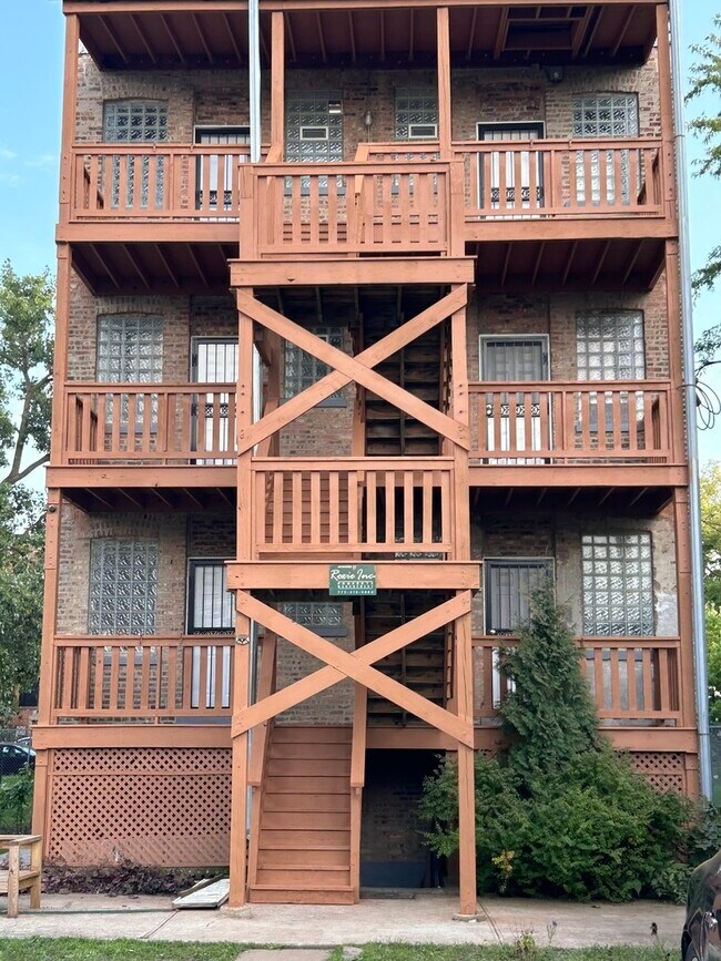 Building Photo - 3302-3304 W Fulton Blvd
