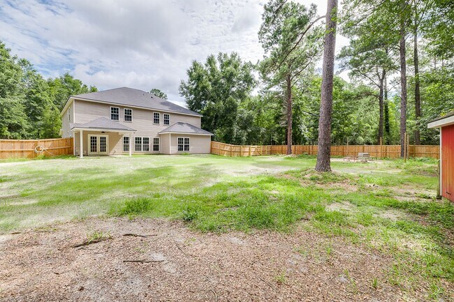 Building Photo - Spacious Custom 8 Bed 4.5 Bath Home on Lar...