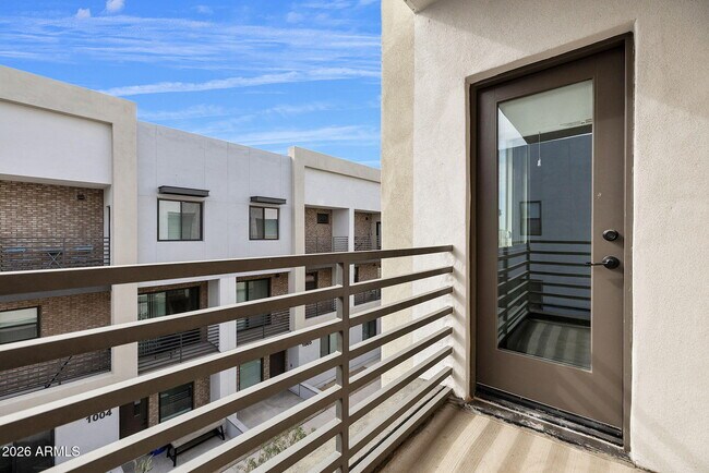 Building Photo - 406 W 7th St