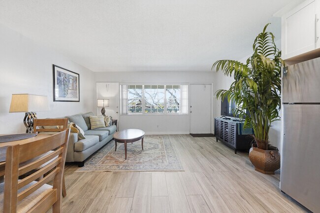 Building Photo - 5208 NE 24th Terrace