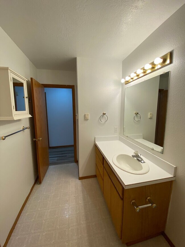 Building Photo - Spacious 3-bedroom/1 bath duplex in Albany!